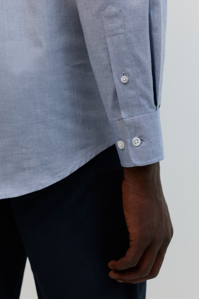 Camisa azul de manga comprida