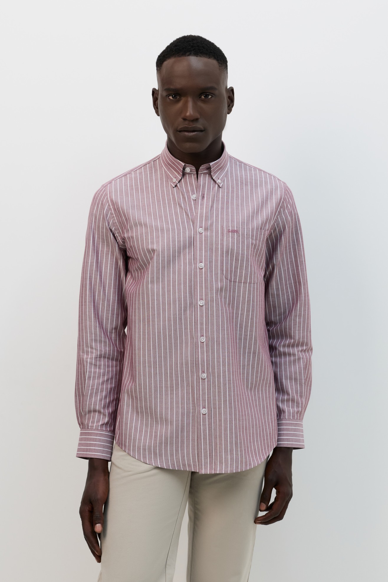 Camisa vermelha �s riscas regular fit