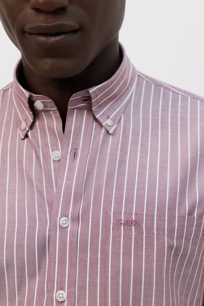 Camisa vermelha �s riscas regular fit