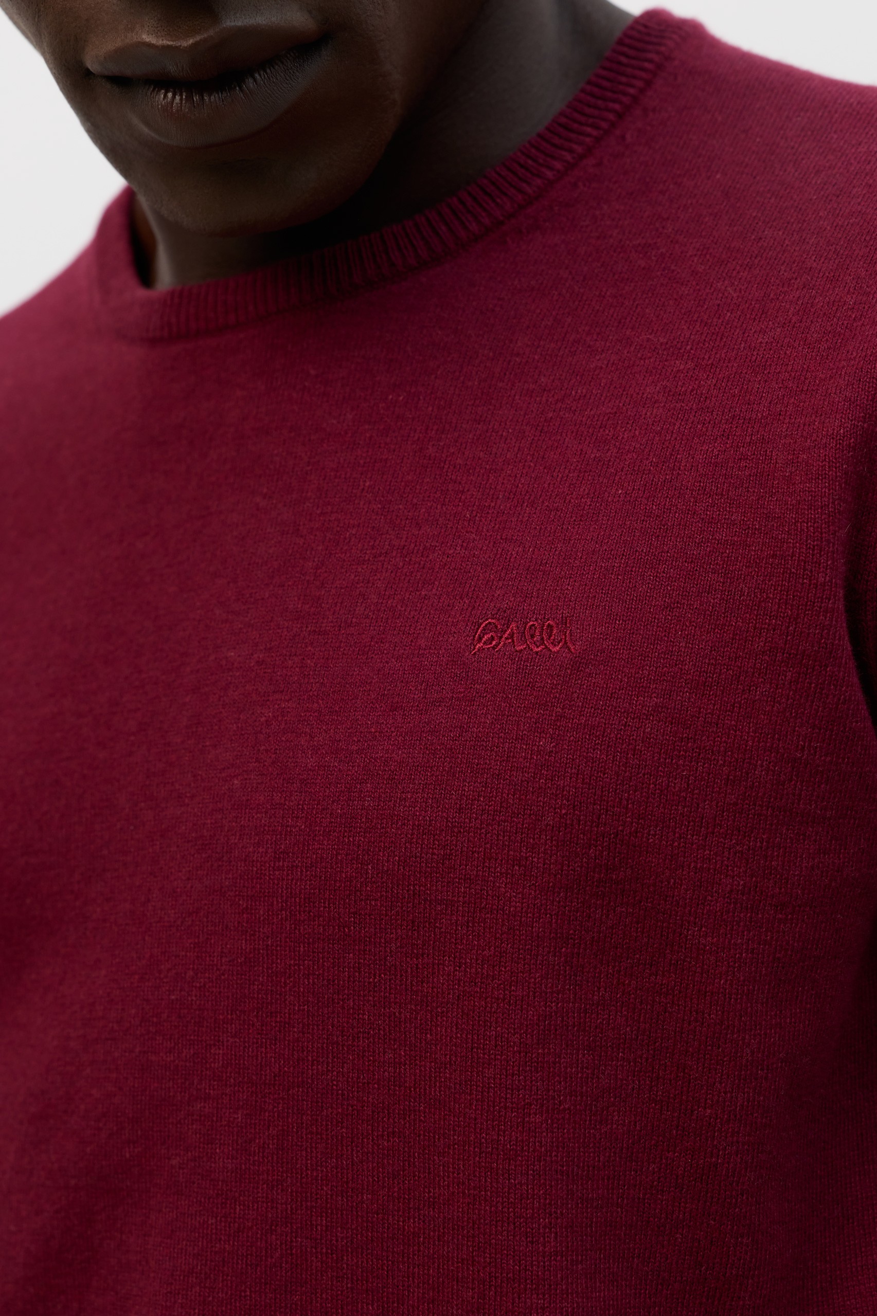 Jersey de cuello redondo color burdeos