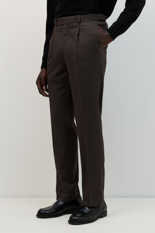 Cal�as chino tailored em castanho