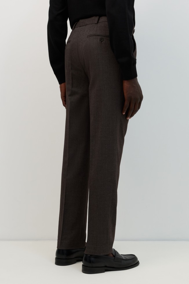 Cal�as chino tailored em castanho