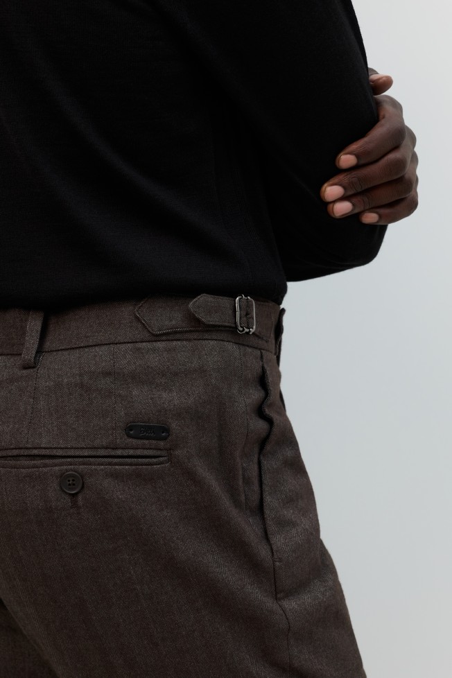 Cal�as chino tailored em castanho