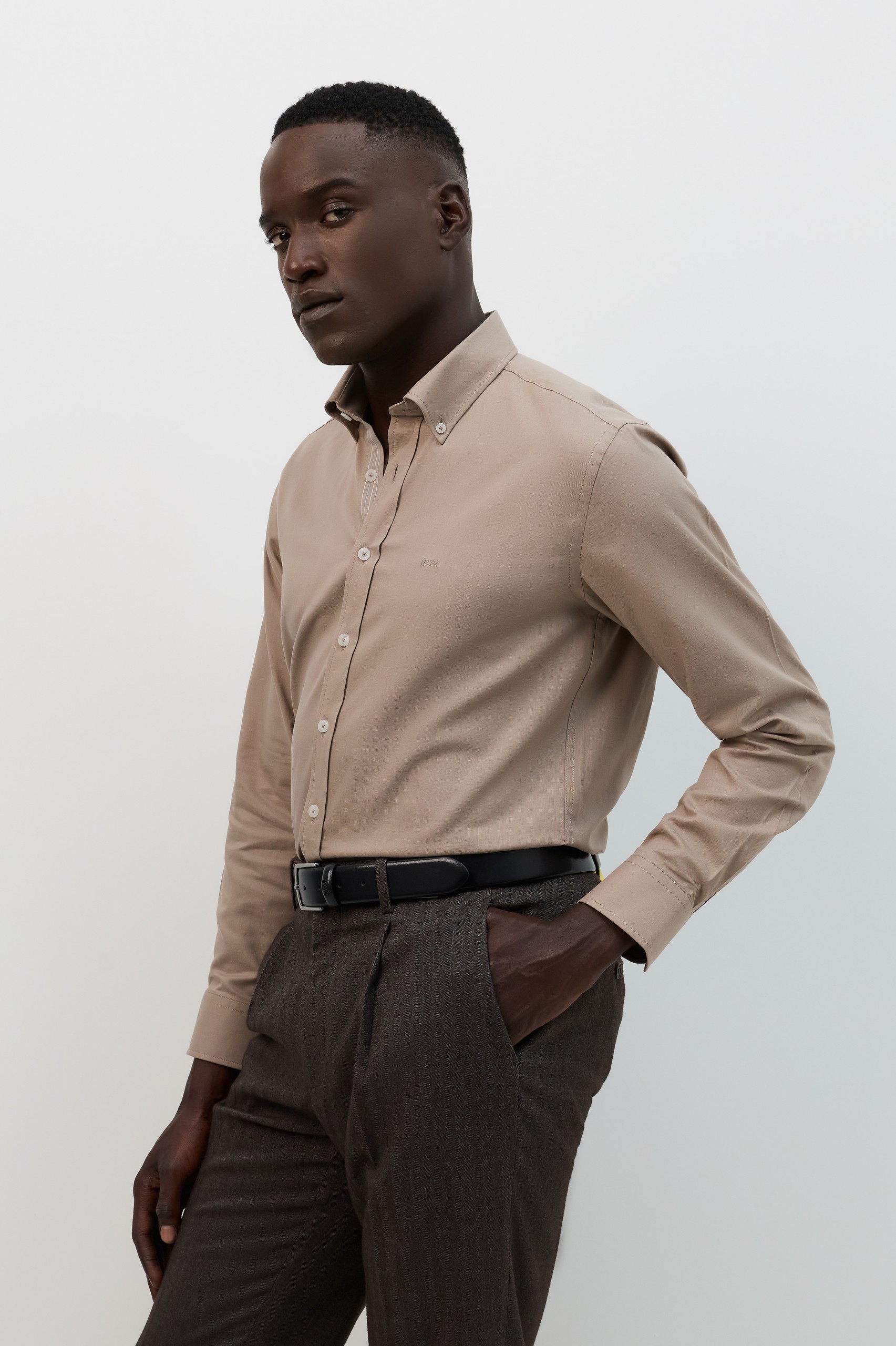 Camisa Oxford de corte regular en beige