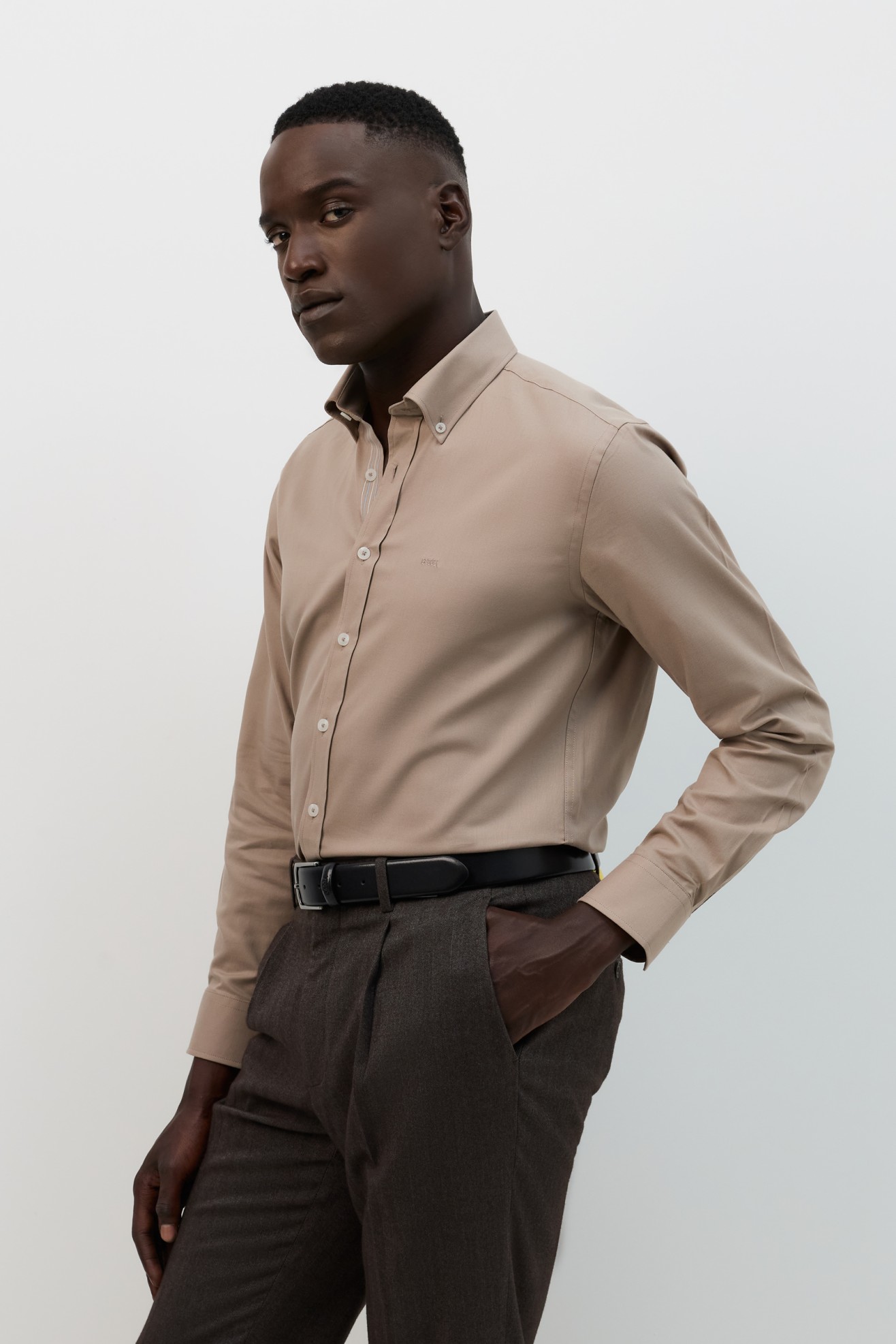Camisa Oxford regular fit em bege