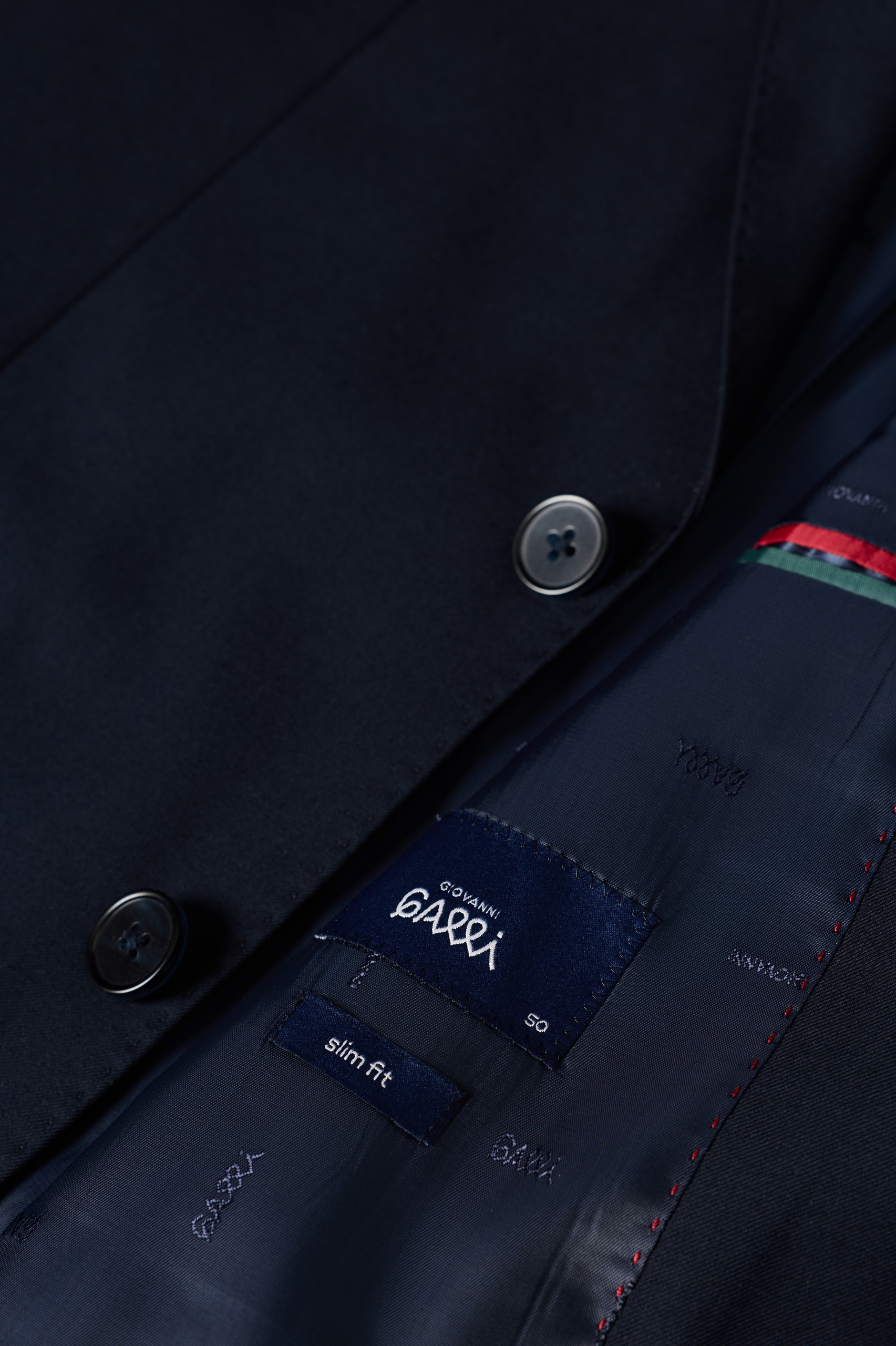 Traje clásico de corte ajustado en azul marino