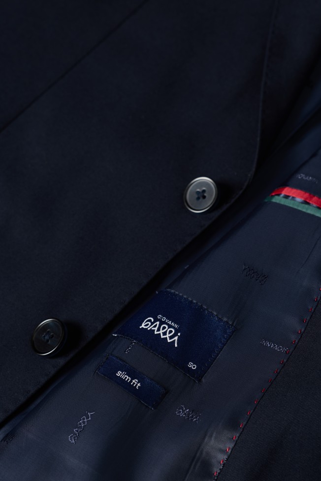 Traje clásico de corte ajustado en azul marino Traje clásico de corte ajustado en azul marino