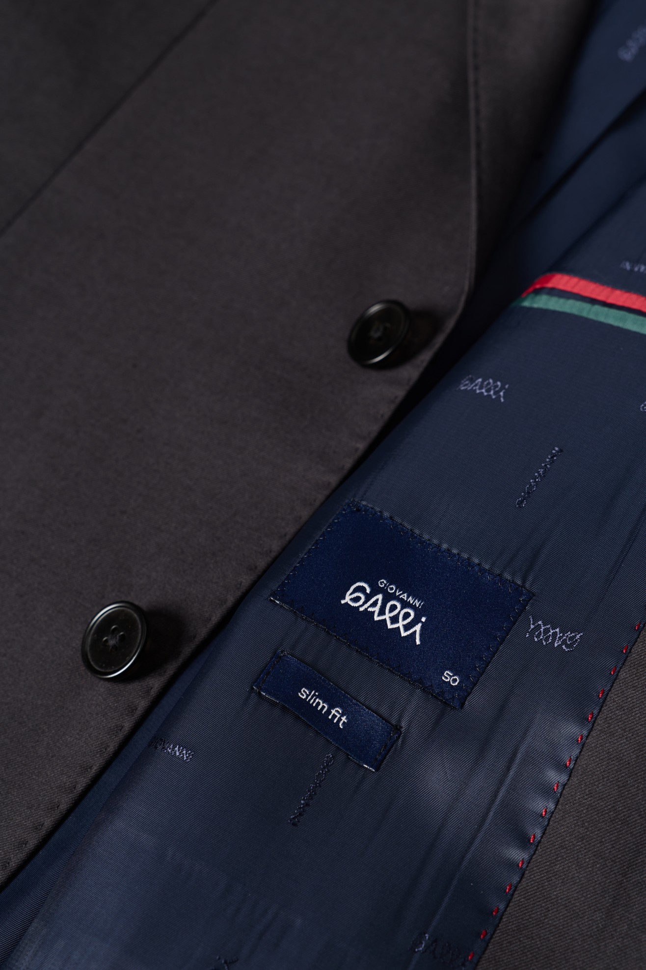 Traje gris clásico de corte ajustado