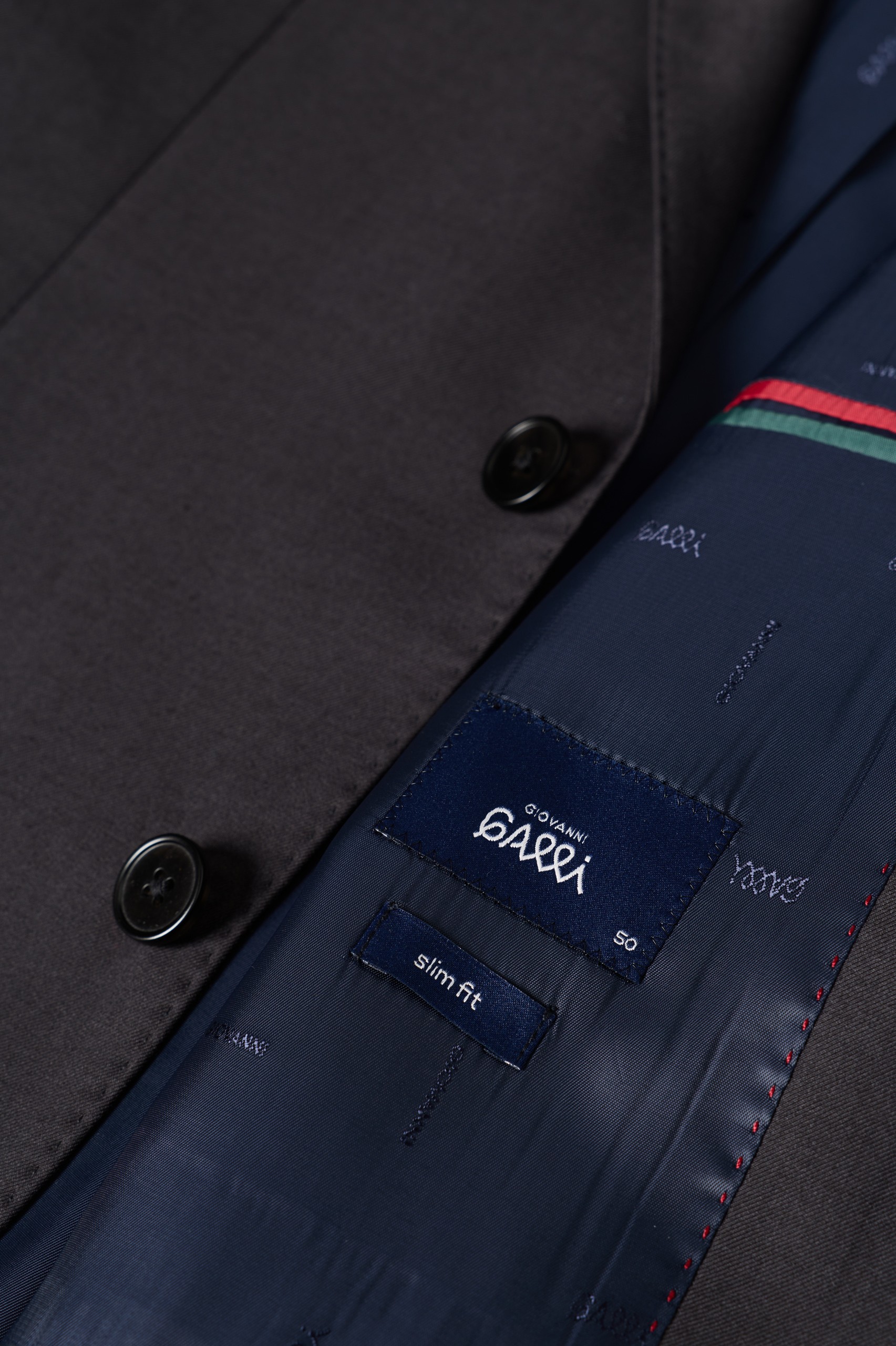 Traje gris clásico de corte ajustado