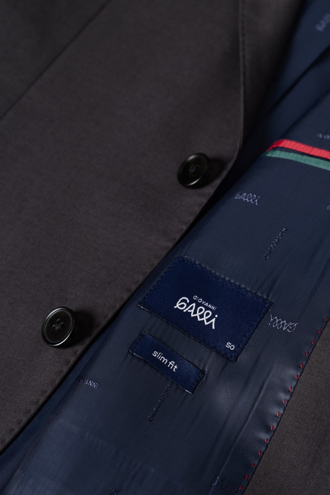 Traje gris clásico de corte ajustado Traje gris clásico de corte ajustado