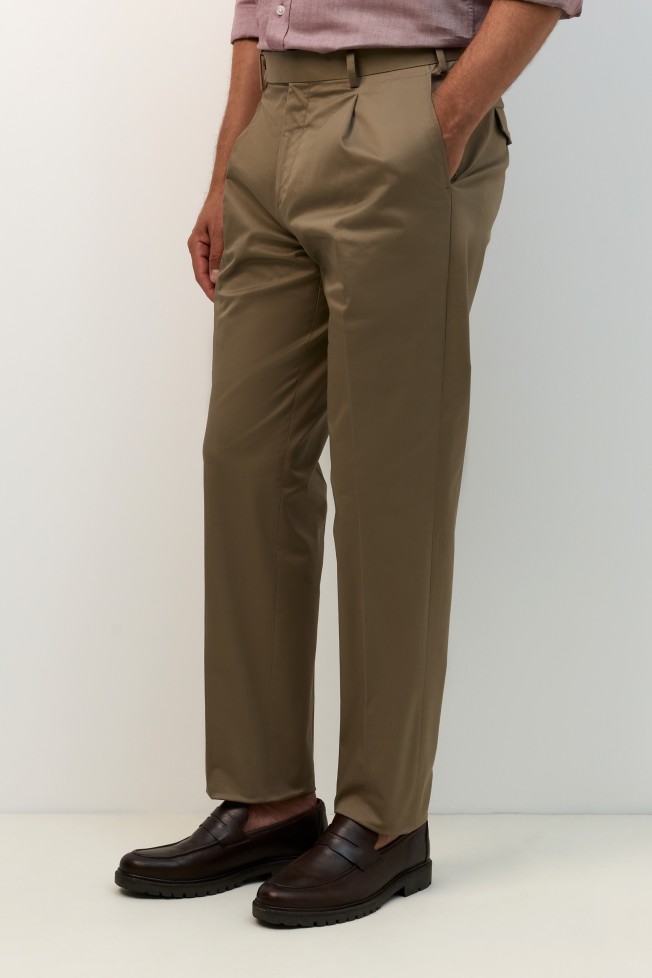 Pantalones chinos de corte regular en color caqui Pantalones chinos de corte regular en color caqui
