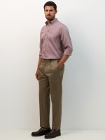 Pantalones chinos de corte regular en color caqui
