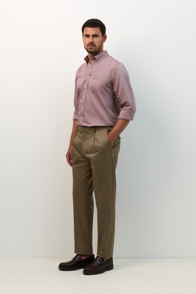 Pantalones chinos de corte regular en color caqui Pantalones chinos de corte regular en color caqui
