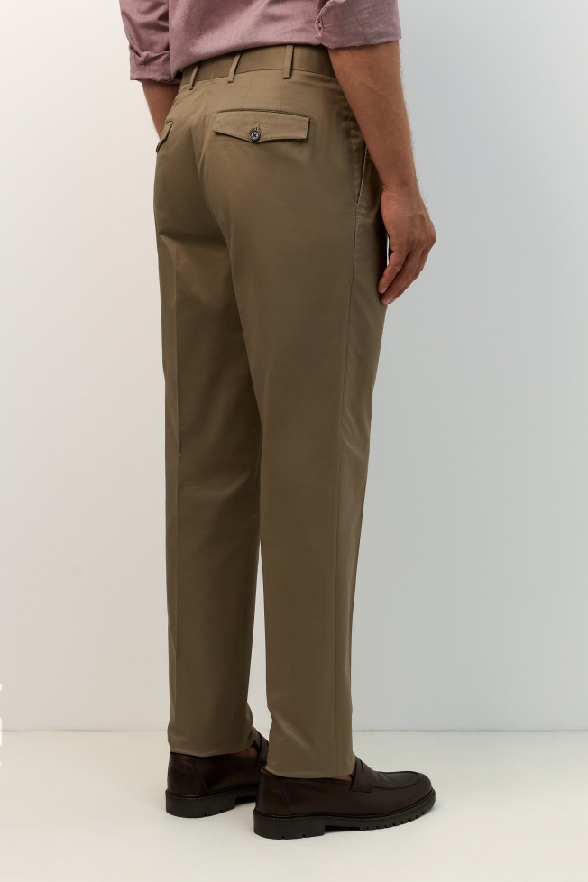 Pantalones chinos de corte regular en color caqui Pantalones chinos de corte regular en color caqui