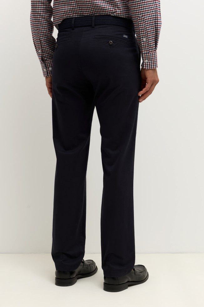 Pantalones chinos de corte regular en azul marino Pantalones chinos de corte regular en azul marino