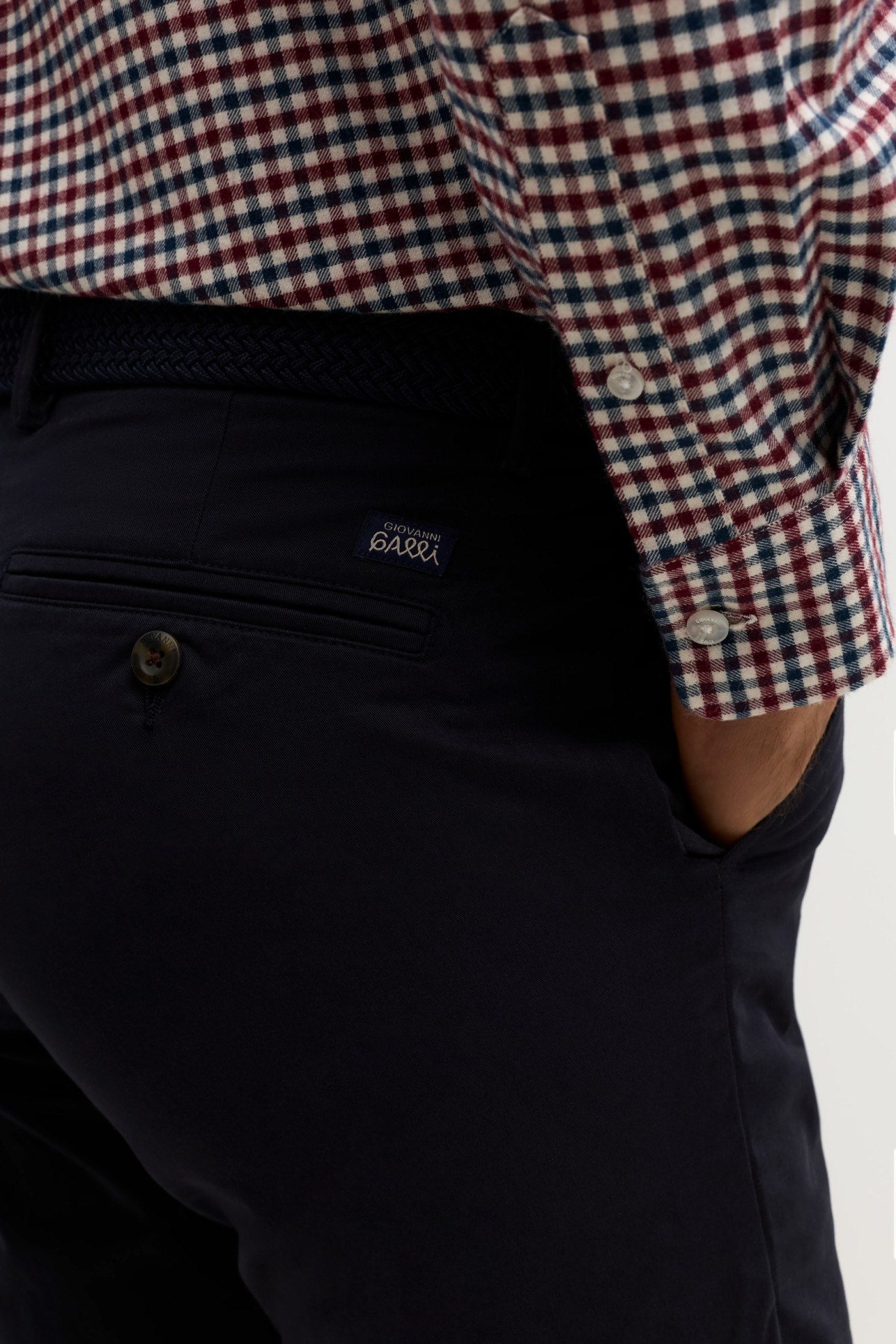 Pantalones chinos de corte regular en azul marino