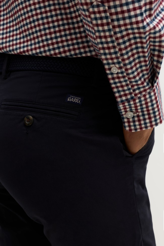 Pantalones chinos de corte regular en azul marino Pantalones chinos de corte regular en azul marino