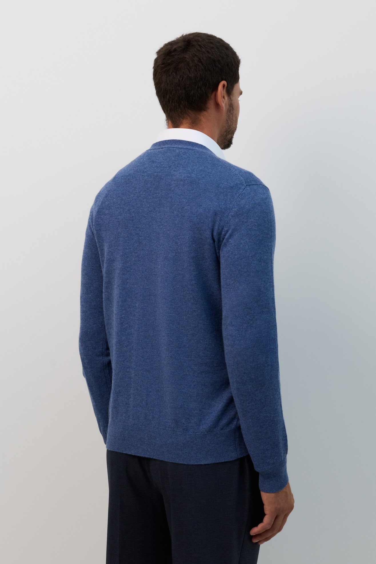 C�rdigan de punto azul con cuello en V