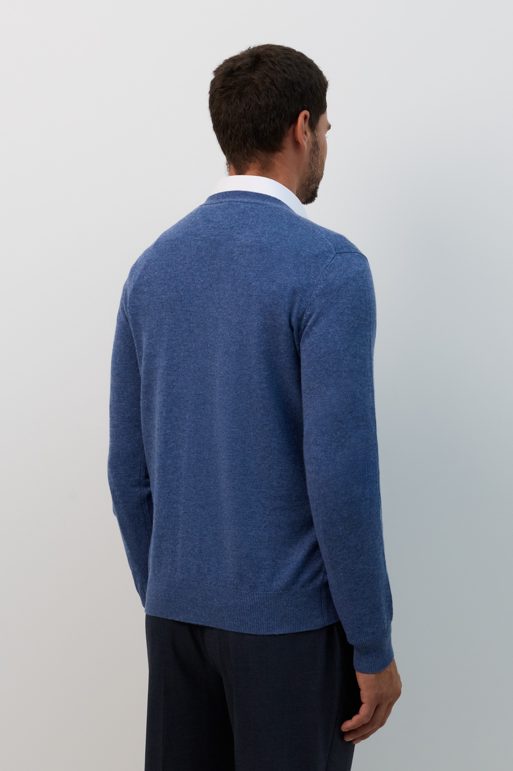 Cárdigan de punto azul con cuello en V
