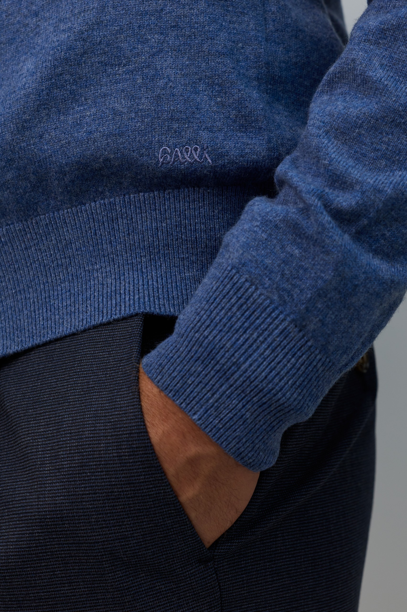 Cárdigan de punto azul con cuello en V
