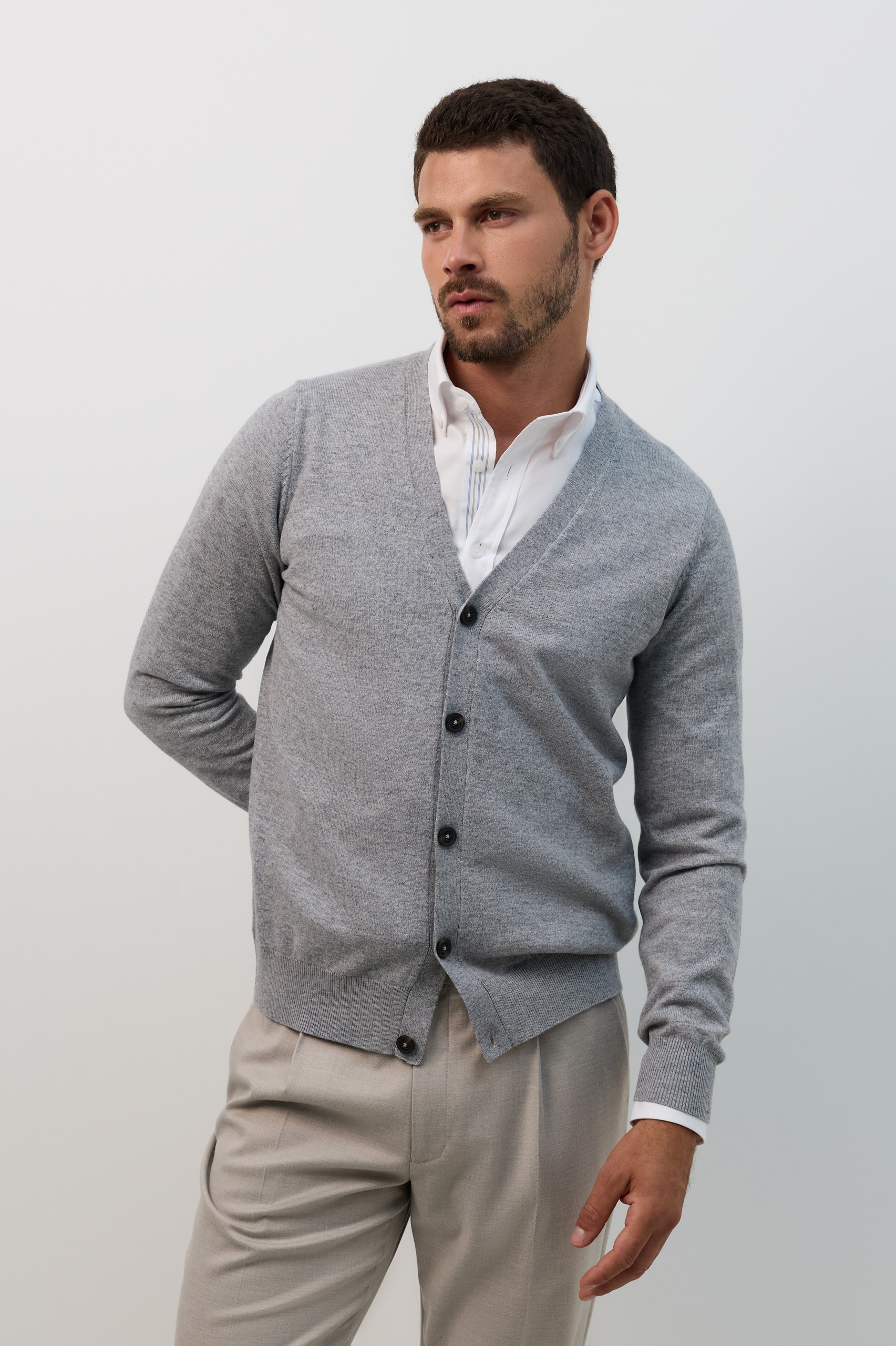 Cárdigan de punto gris con cuello en V