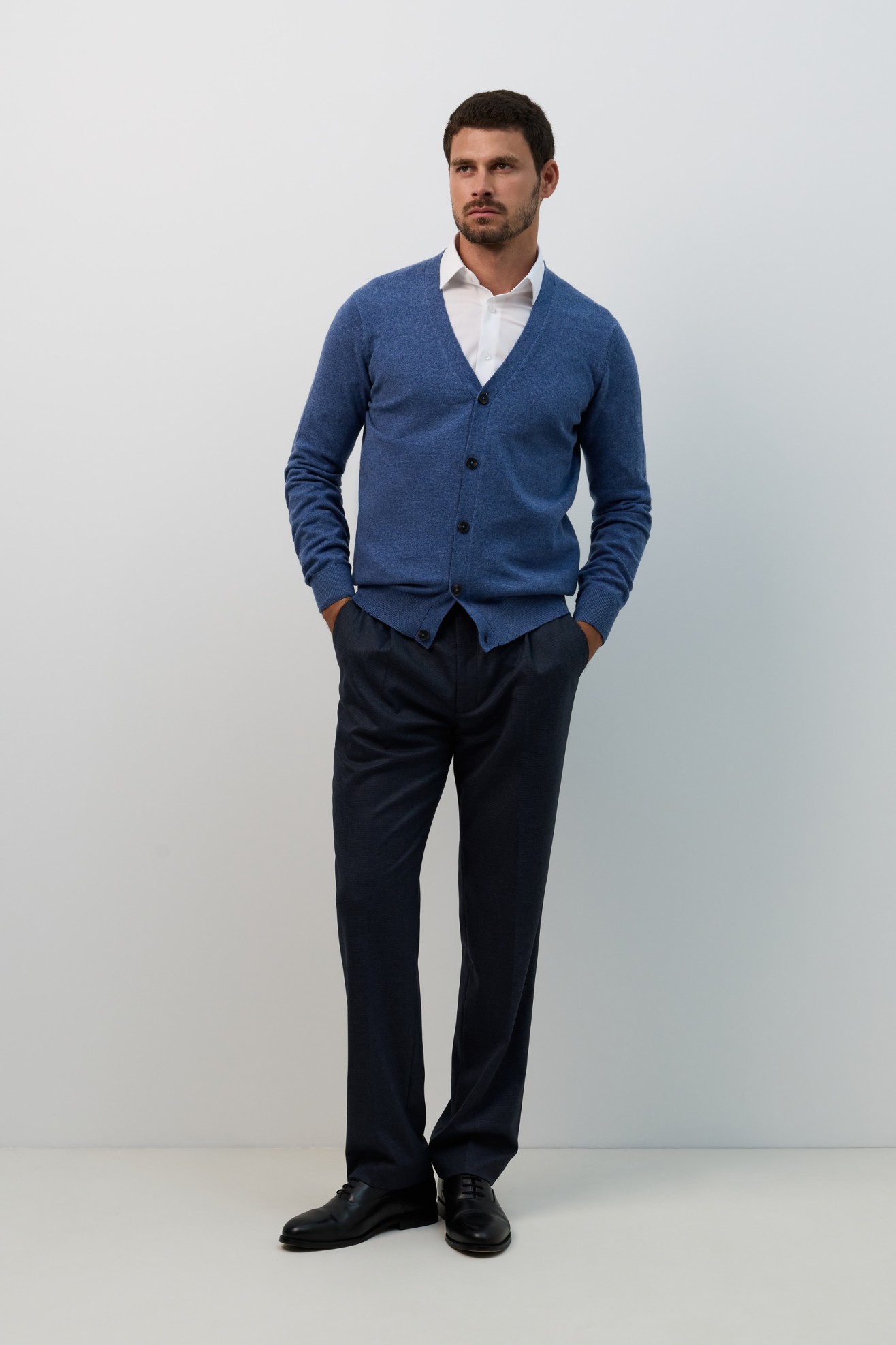 C�rdigan de punto azul con cuello en V