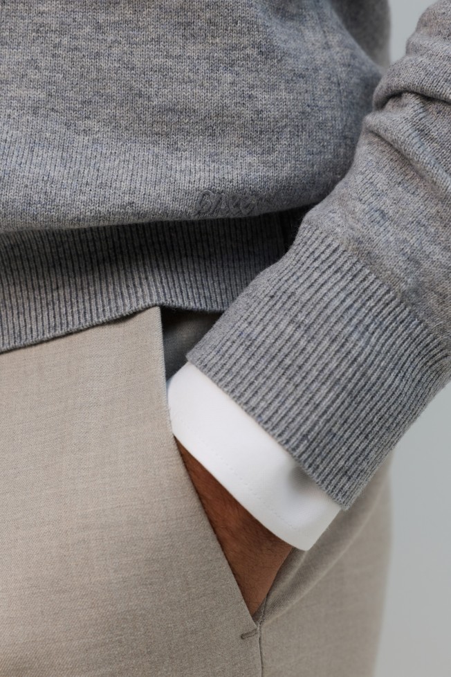 Cárdigan de punto gris con cuello en V Cárdigan de punto gris con cuello en V